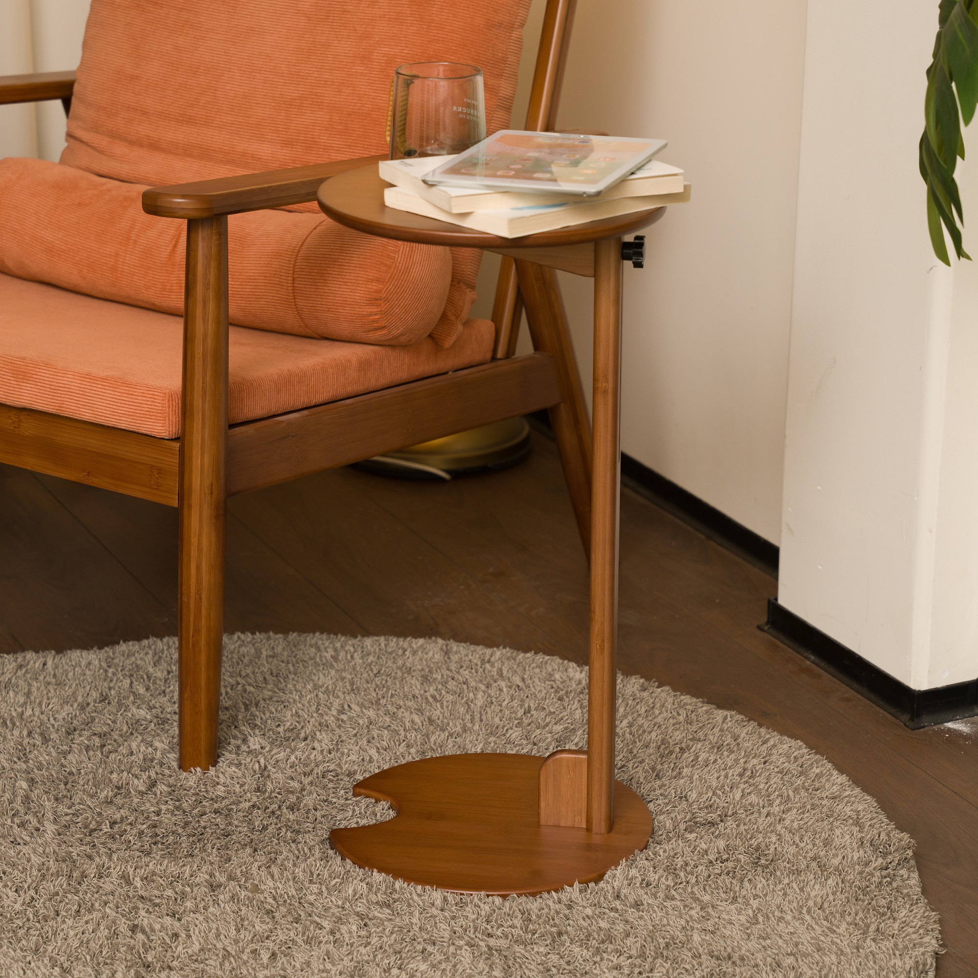 Красивый красный стол в форме полумесяца