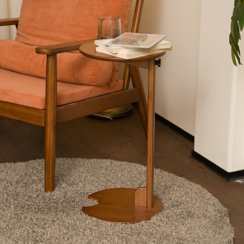 Красивый красный стол в форме полумесяца