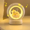 Ambiente encantador: luces con adornos de gato y estrellas