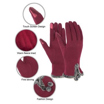 Les femmes d'hiver touchent des gants de protection chauds d'écran