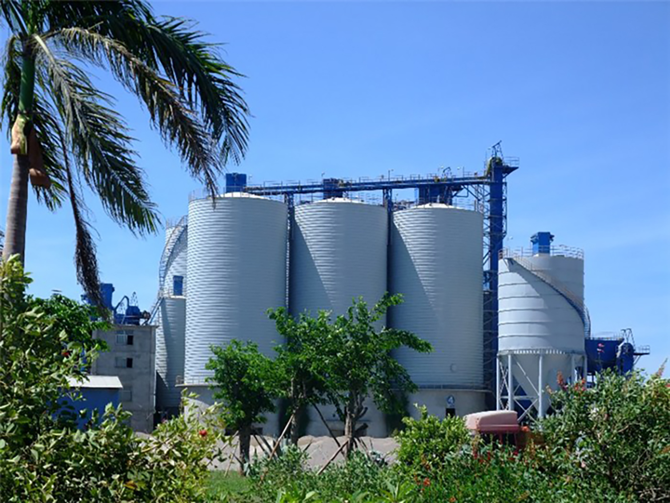 Homogenizing and conveying of raw materials silos