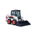 Loader com eficientes skid de direção projetado para tarefas municipais