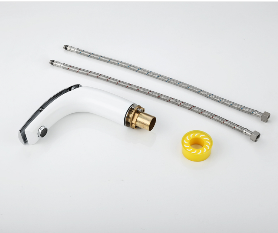 새로운 스타일의 데크 장착 단일 핸들 물 절약 뜨거운 / 차가운 황동 분지 수도꼭지