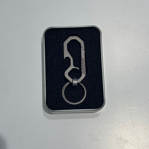 Тытанавы брелка - геаметрычны мінімалізм, штодзённы істотны