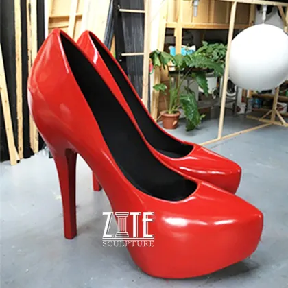 Fashion red fiberglass lady high heel shoe sculpture for shop mall decoration