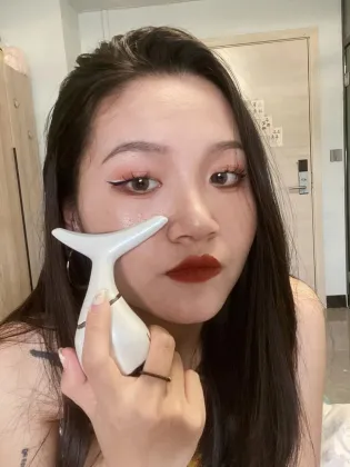 Gentle anti wrinkle neck protector