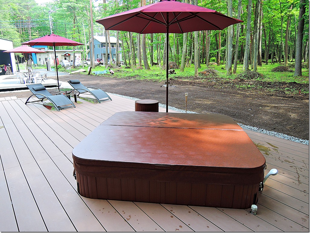 outdoor spa with cover