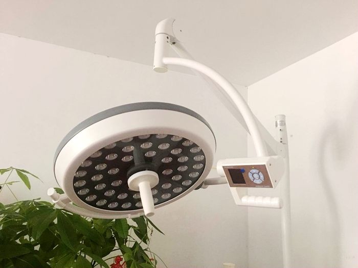 Single dome ceiling type shadowless operating light