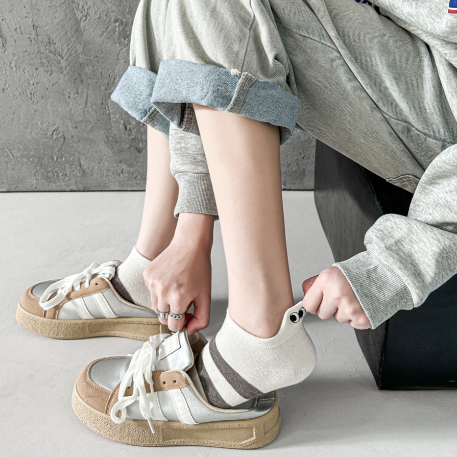 Ang mga naka -istilong mata ay palamutihan ang mga medyas ng bangka