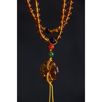 collar de cuentas amarillas