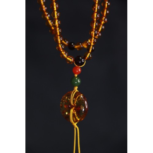 collar de cuentas amarillas