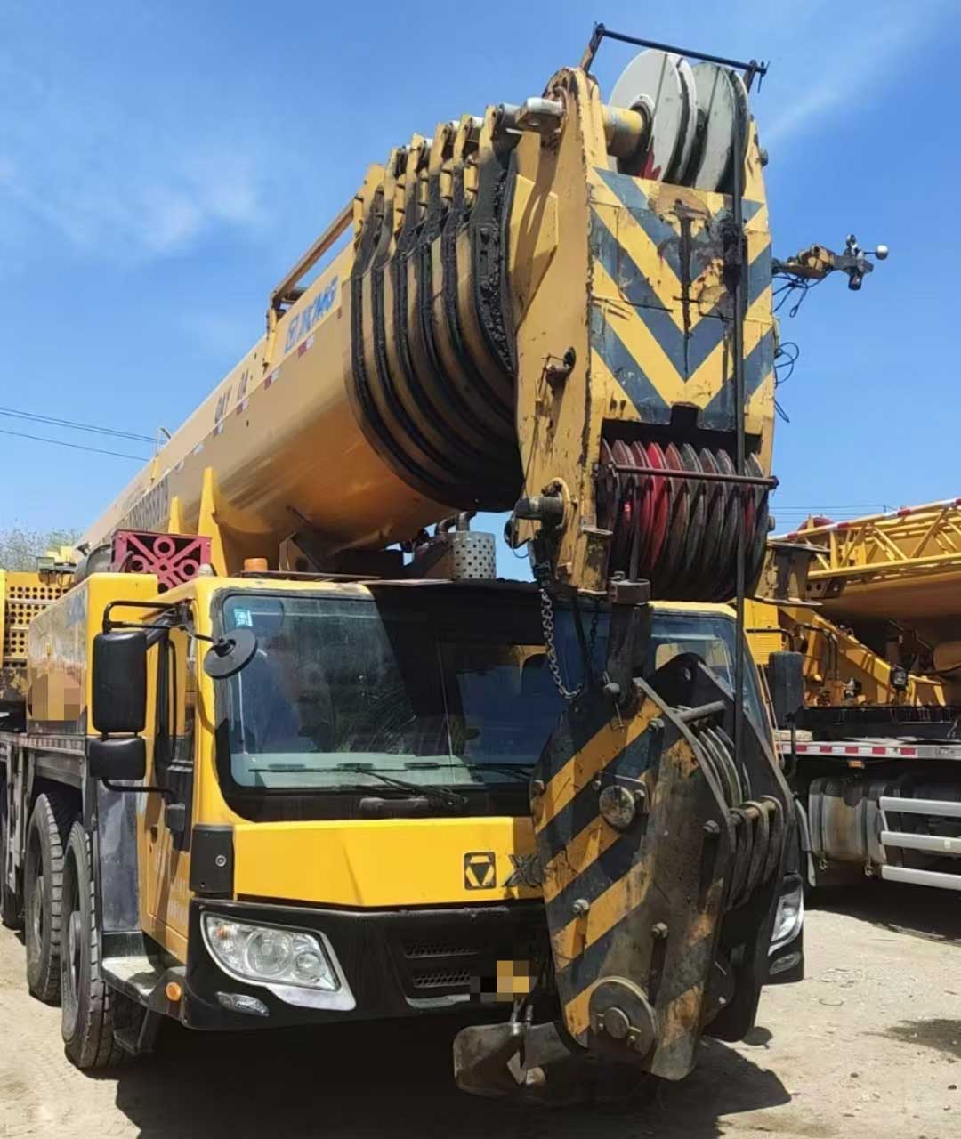 the-front-view-of-used-mobile-crane-QAY260A the-front-view-of-used-mobile-crane-QAY260A