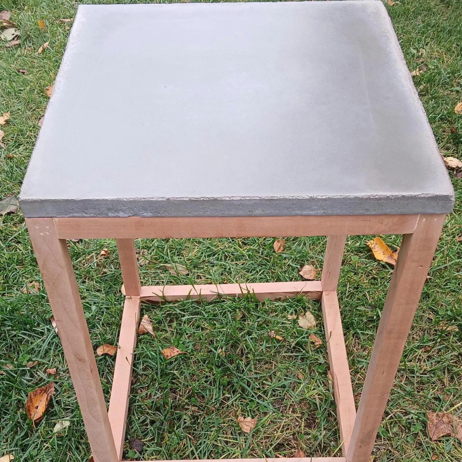 Leicht eleganter minimalistischer Beton -Beistelltisch