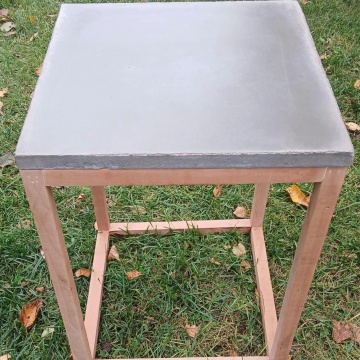 Leicht eleganter minimalistischer Beton -Beistelltisch