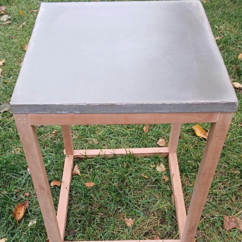 Leicht eleganter minimalistischer Beton -Beistelltisch