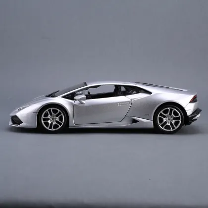 Bburago 1:18 Scale Diecast Model Car: The Huracán LP610-4 Alloy Collectible