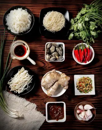 Popular Chinese Fast Food: Spicy Shirataki Noodles and Haichijia Clam Rice Noodles