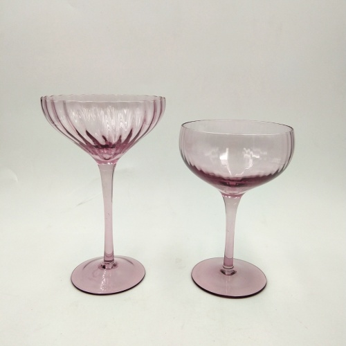 Taza de cristal de martini hecha a mano de moda con acanalado