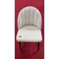 Silla de comedor moderna con respaldo de concha tapizada en color crema
