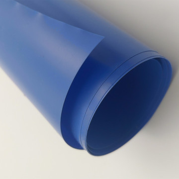 Bolsa de capa de chuva de cor azul em PVC e toalha de mesa