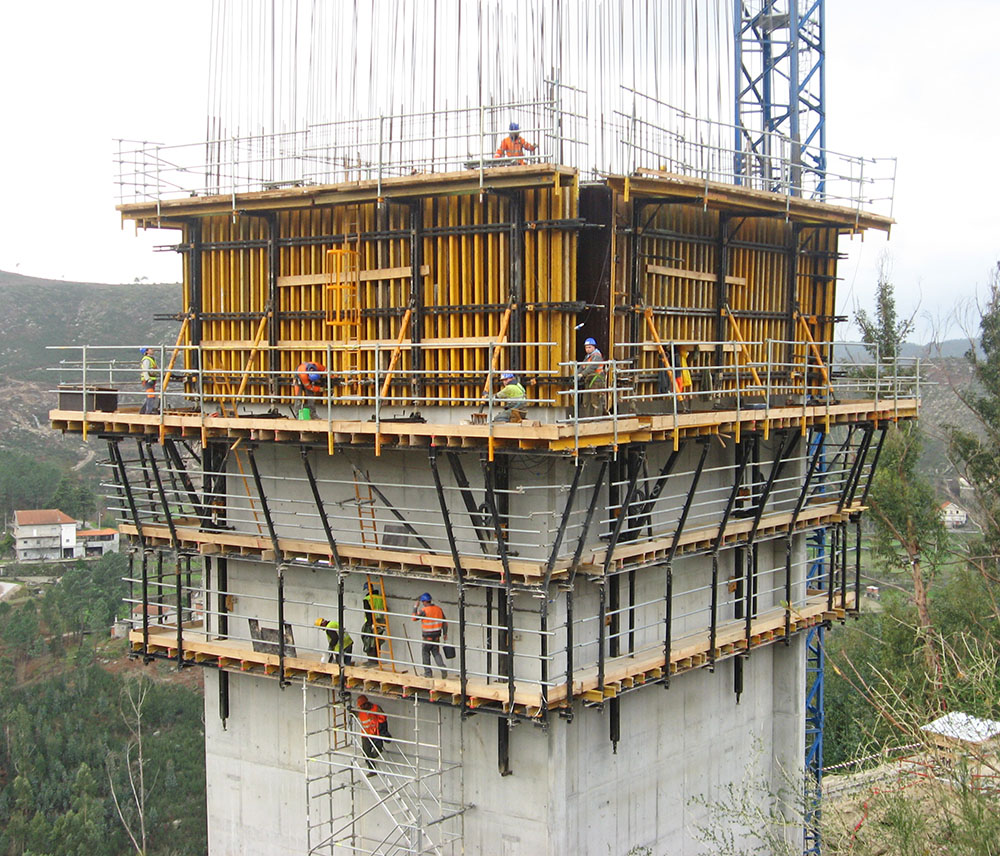 Fôrma para escalada automática de pontes de engenharia de aço