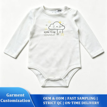 Weißer Baby-Body mit Wolken-Print