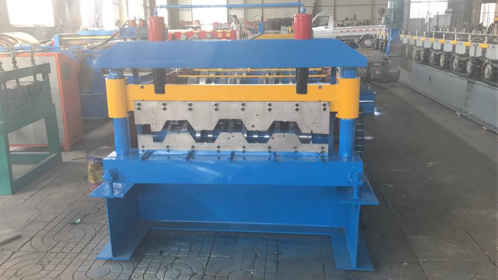 Model type 720 roof deck roll forming machine