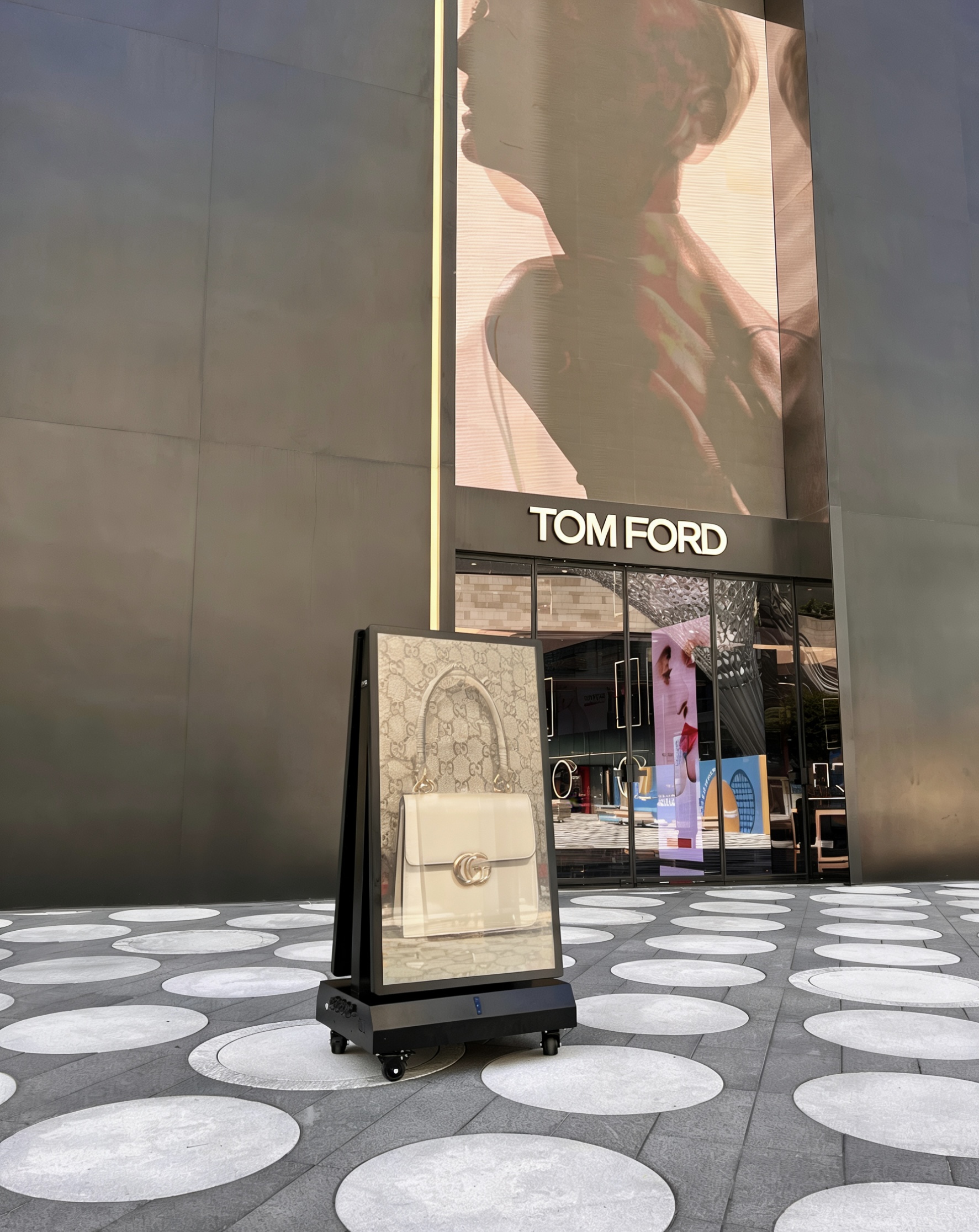 שילוט דיגיטלי חיצוני בדירוג IP65 עמיד למים לאמינות בכל מזג אוויר