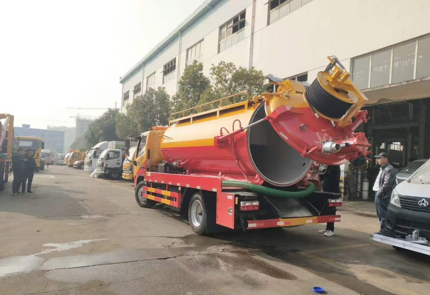 Vacuum Sewage Suction Truck with Dongfeng Power System