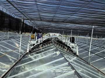 External Shade Cleaner Equipped Greenhouse