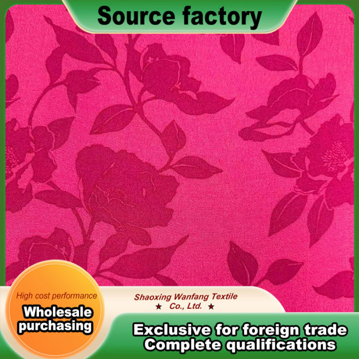 Kırmızı zemin üzerine büyük yapraklar