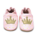 Zapatos suaves de cuero rosado recién nacido