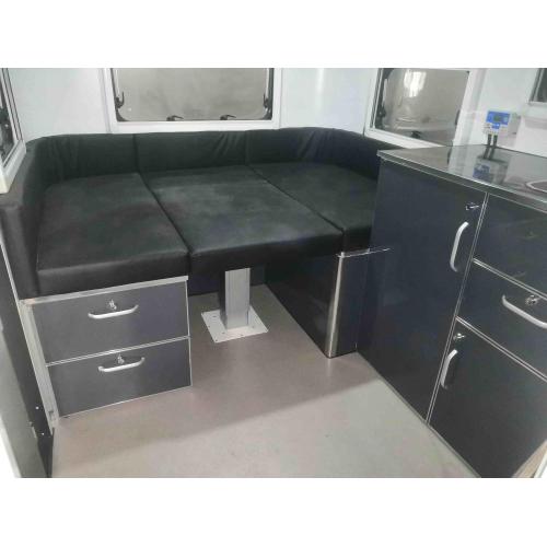 Square Horse Trailer con barrio