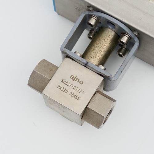 Pneumatic high-pressure three-way ball valve