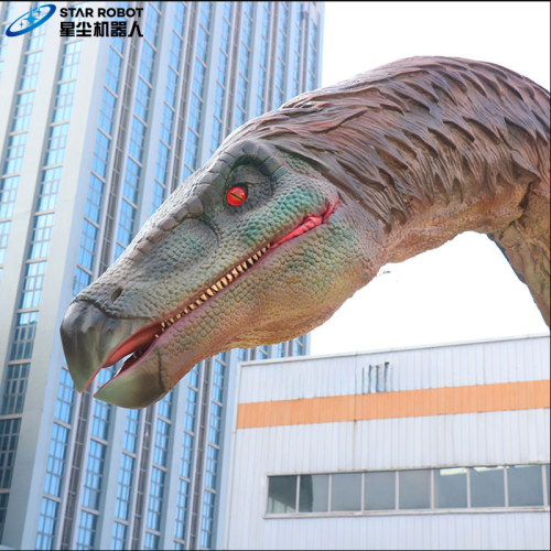 Animatronic Therizinosaurus untuk pameran luar ruangan