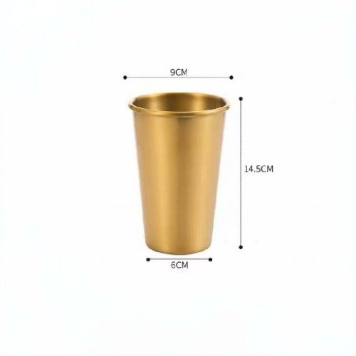 Ein Becher aus Edelstahl