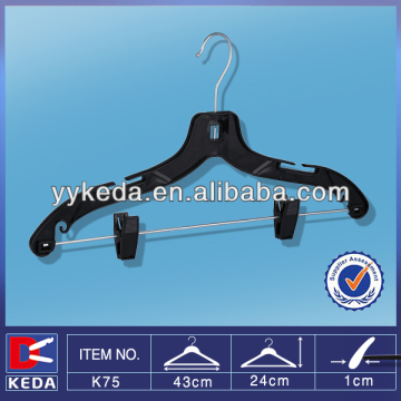PP schwarzer Kleiderbügel mit Bar und Clips
