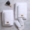 Asciugamano da hotel di lusso bianco con logo personalizzato