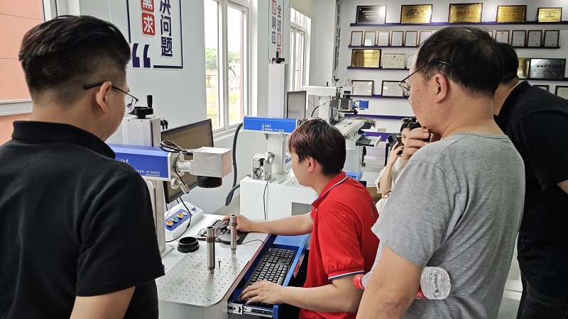 Customers Visit Chuke Intelligent for On-Site Sample Testing; Fiber Laser Marking Machine Assists in Automotive Bearing Marking Processing