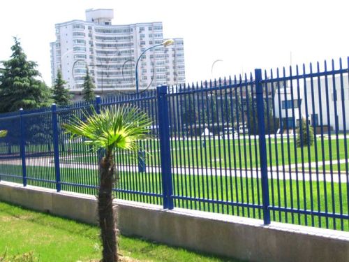 Cerca temporal de la casa para niños