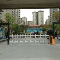 Puerta de la cerca del estacionamiento