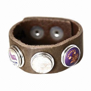 Noosa snap leather bracelet, decorated with charms and DIY