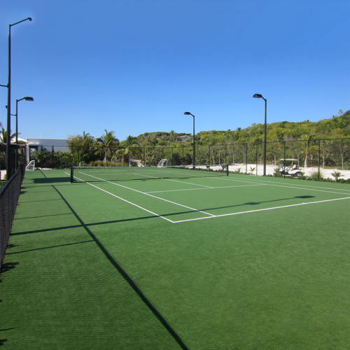 Campo de tênis comunitário e campus