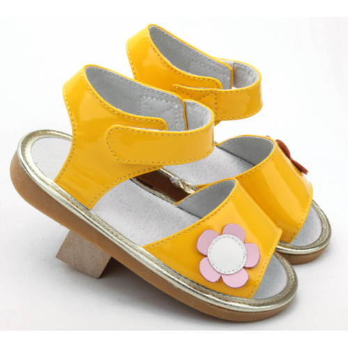 Блестящие желтые детские скрипучие туфли оптом