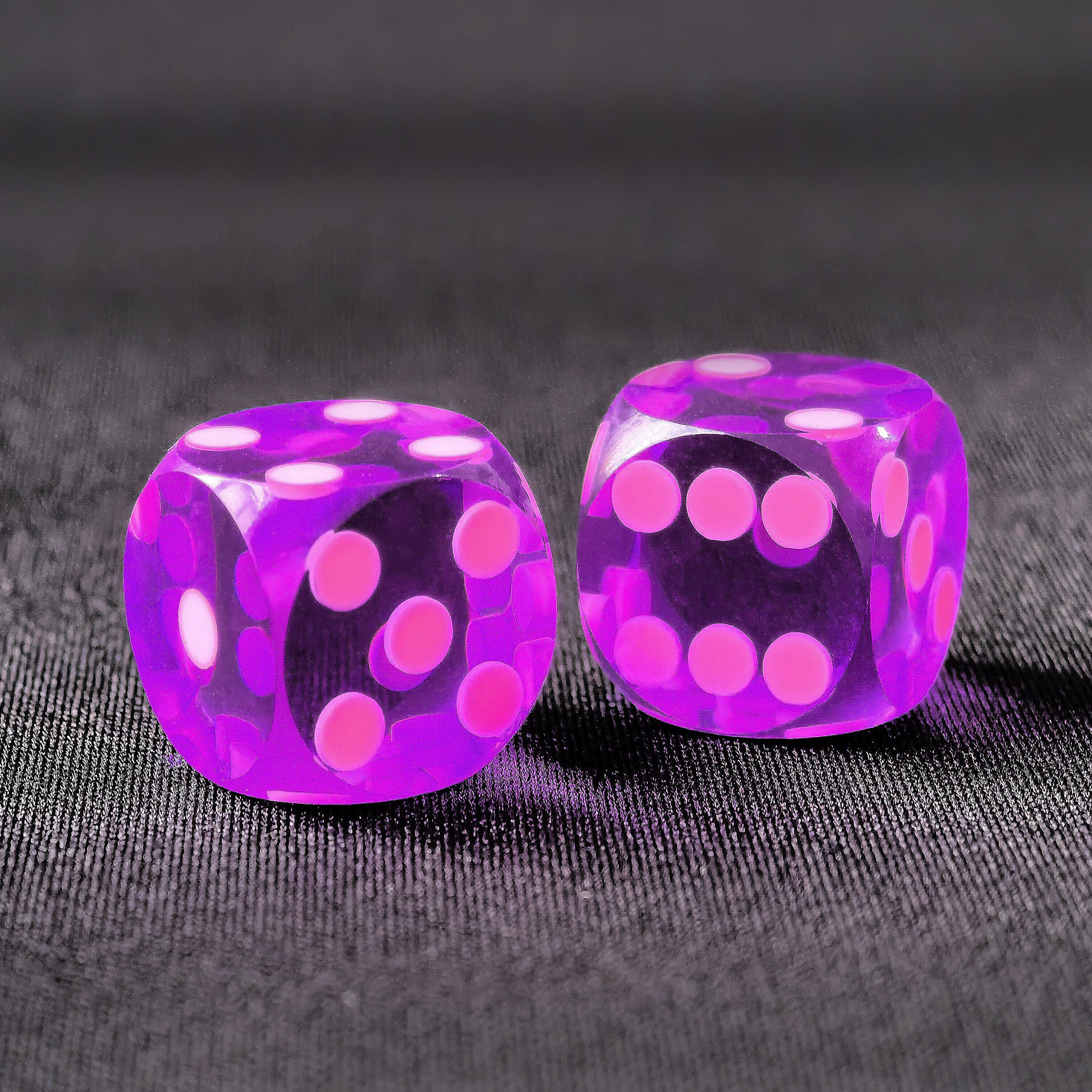 BCD P04107D12: Gem Purple Dice with pink dots