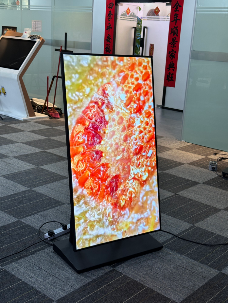 Profesyonel markalama için ultra ince iç mekan mobil 4K LCD reklam ekranı