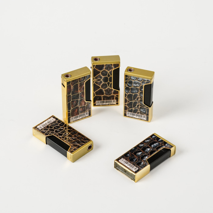 Isqueiro de metal vintage com padrão de crocodilo com acabamento dourado