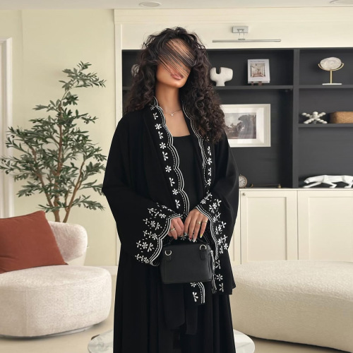 ست حجاب عبایی مشکی با گلدوزی سفید