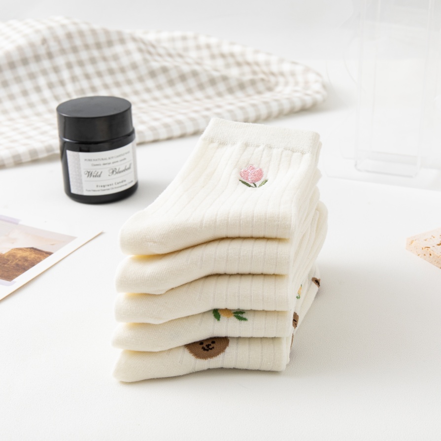 Malambot at naka -istilong puting medyas na may pagbuburda ng loquat