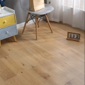 堅木張りの床仕上げ済みの滑らかな無垢材の床